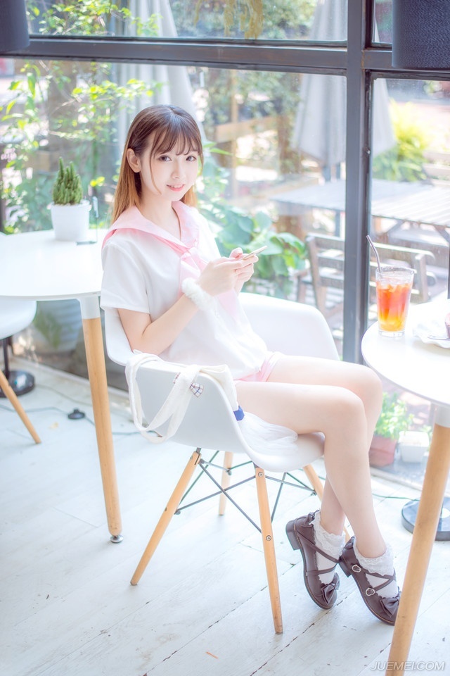 “姐姐，你说为何夫君能够越来越年轻？”小乔突然扭头看向大乔，眼中有些羡慕的道。